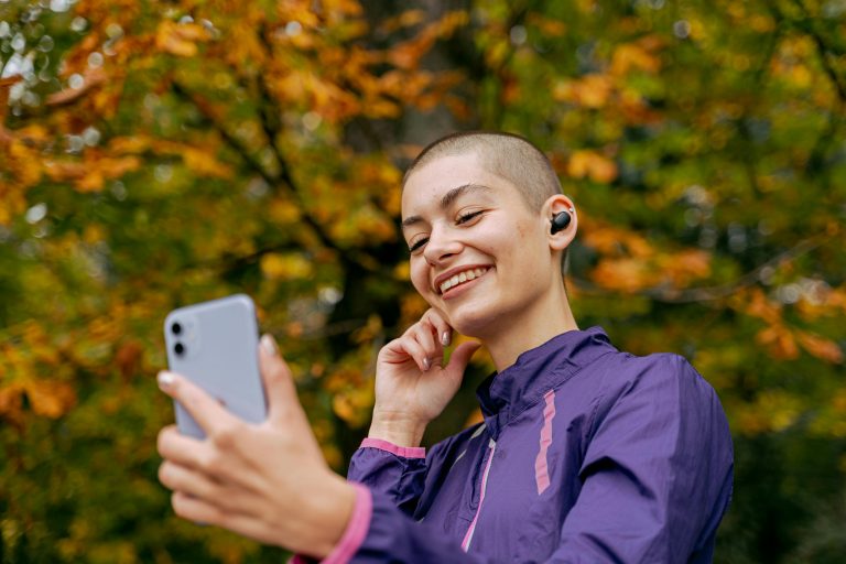 The Amazing Benefits of Talking to Someone Who Doesn’t Know You